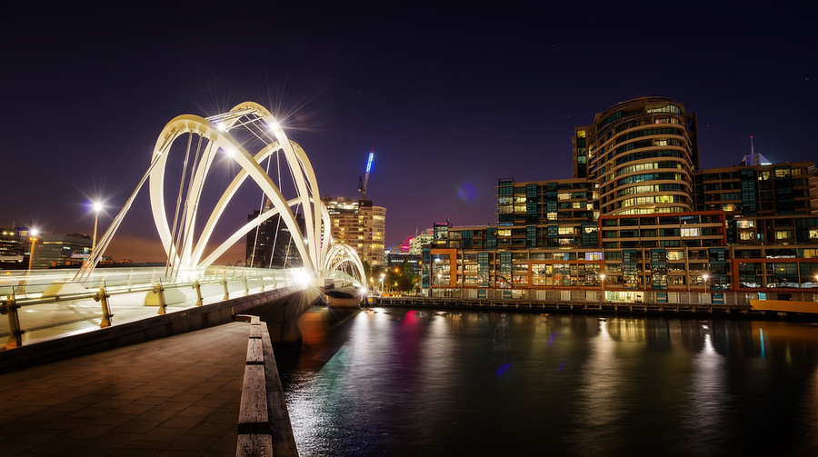 Un-autre-pont-a-Melbourne-–-Coince-dans-les-douanes