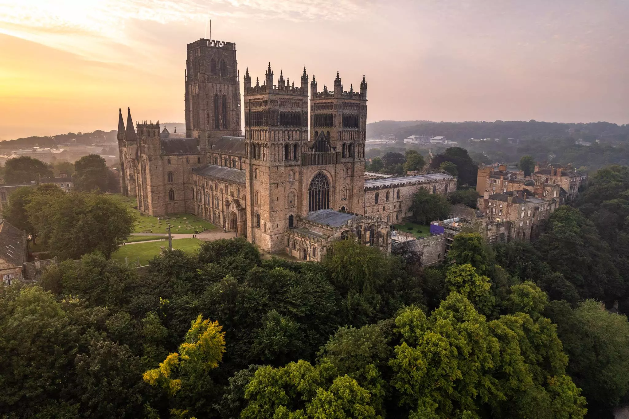 Photo aérienne de la cathédrale de Durham prise par un drone à l'aube 