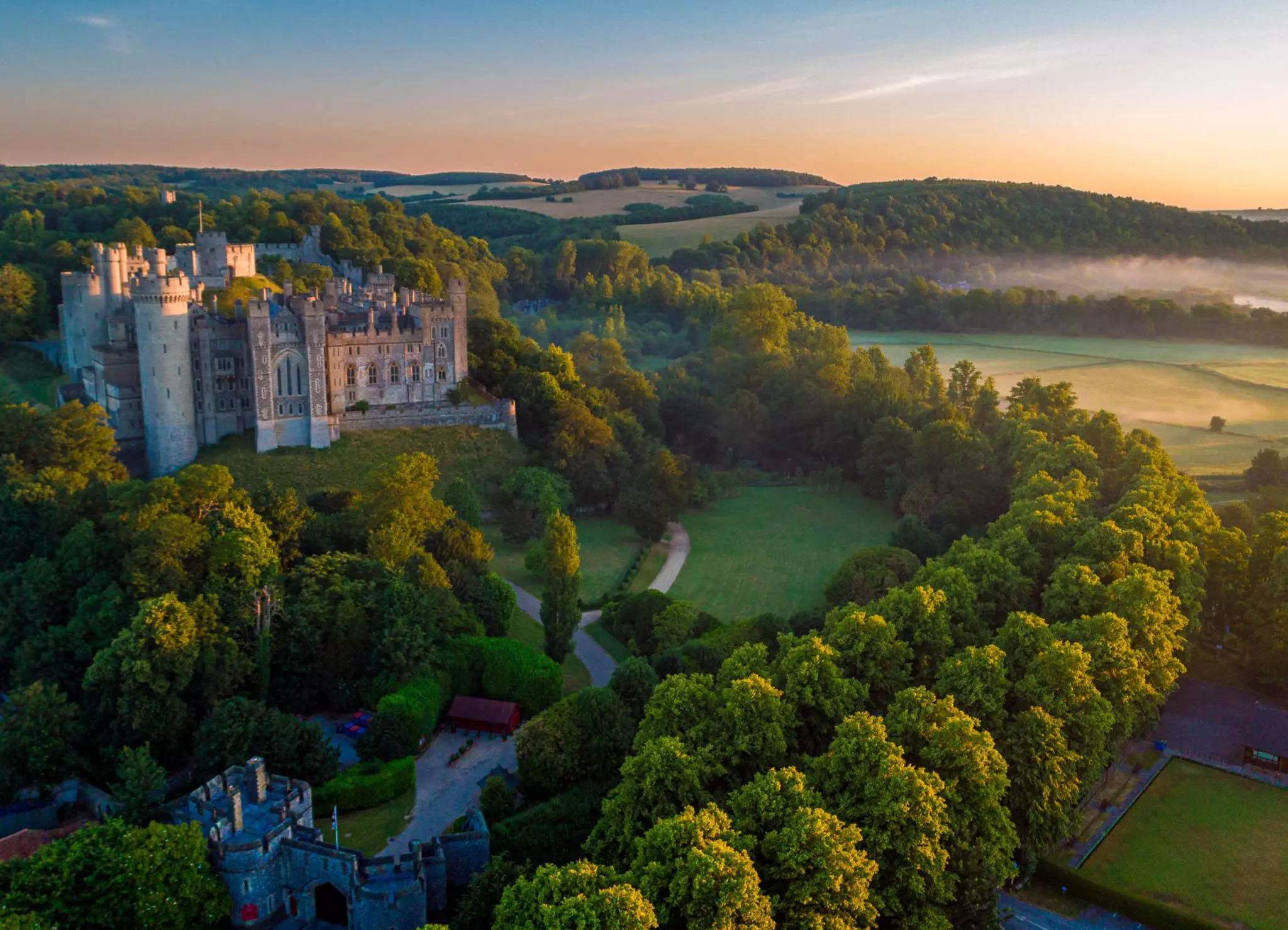Image aérienne du château d'Arundel dans le West Sussex, en Angleterre, prise à l'aube