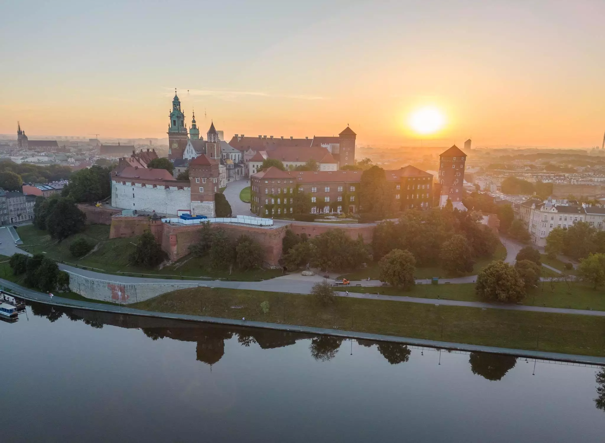Image aérienne du château de Cracovie à l'aube en août 